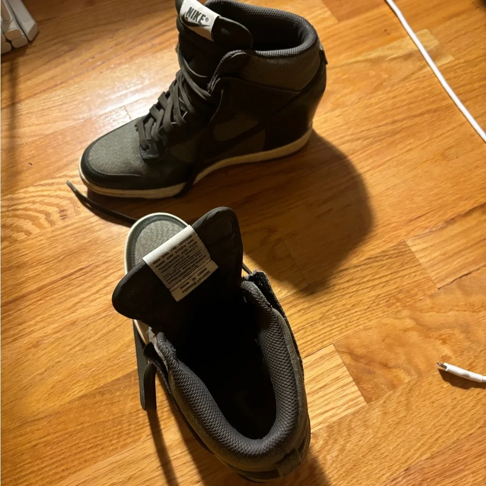 Nike Women’s Green Wedge Sneaker rare! - Picture 4 of 4